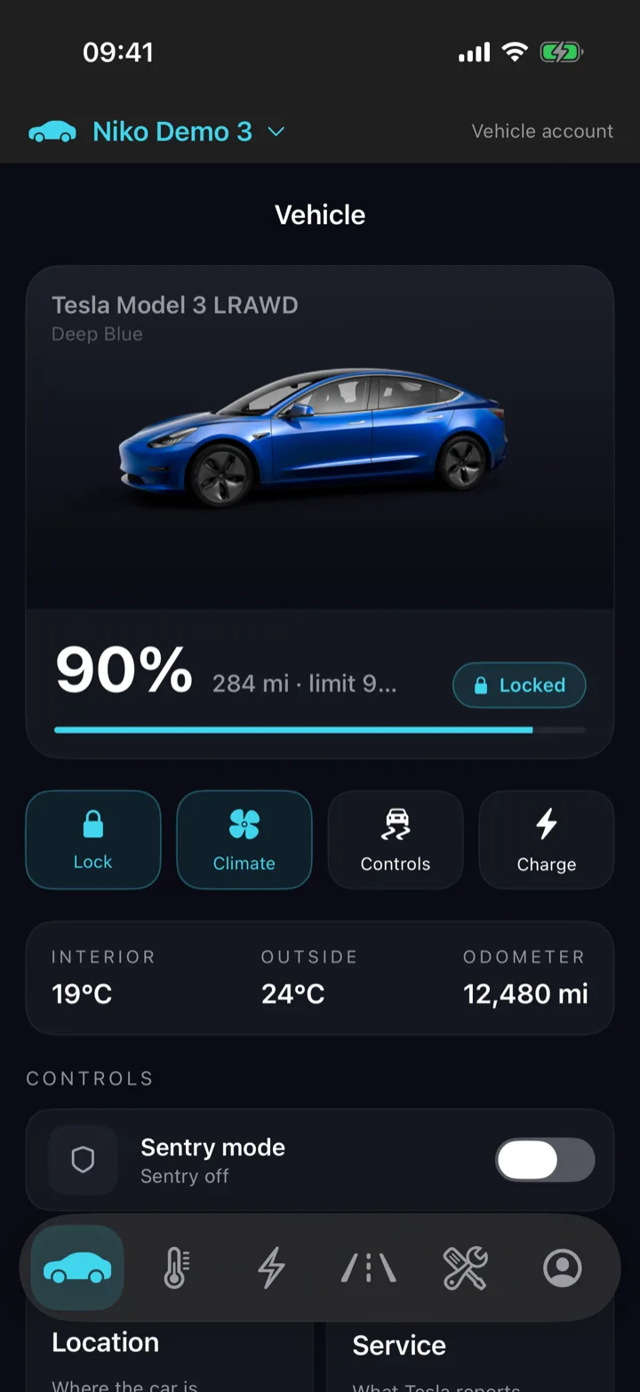 L'app Niko che mostra il livello della batteria di una Tesla, l'autonomia e lo stato delle serrature, con pulsanti per blocco, clima, accesso e ricarica.