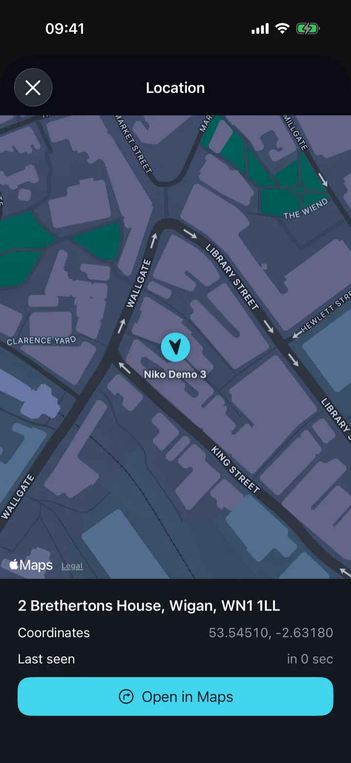La schermata posizione di Niko con l'ultima posizione dell'auto su una mappa e l'indirizzo della via.